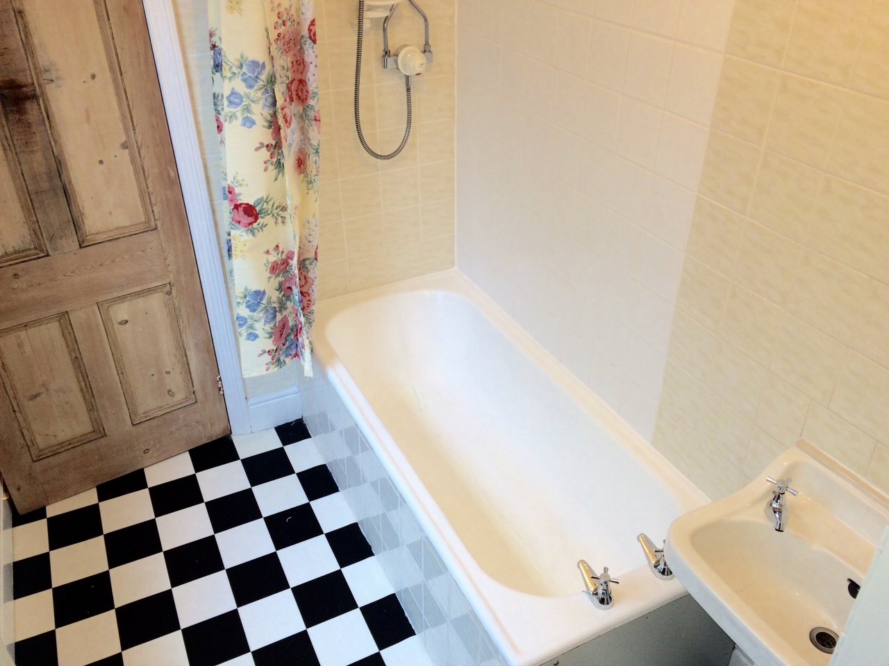 2 bedroom mid terraced house To Let in Mytholmroyd - Photograph 1.