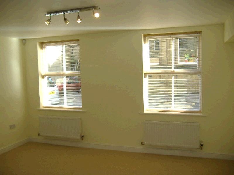 2 bedroom Let in Sowerby Bridge - 0.