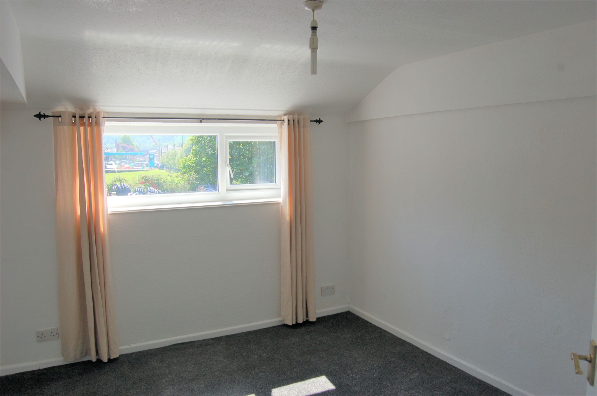 2 bedroom apartment flat/apartment Let in Calderdale - Photograph 5.