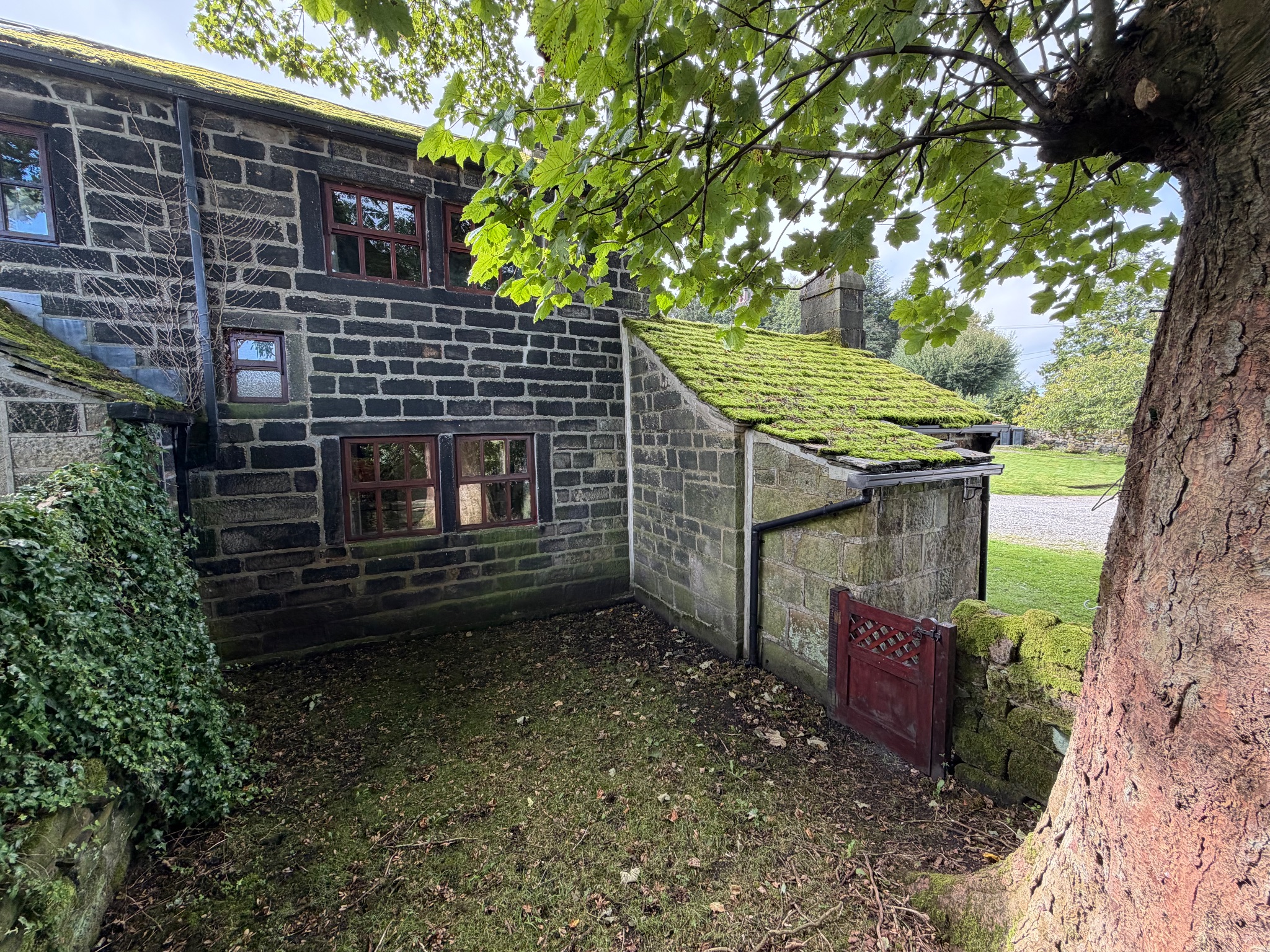 2 bedroom cottage house To Let in Todmorden - Photograph 15.