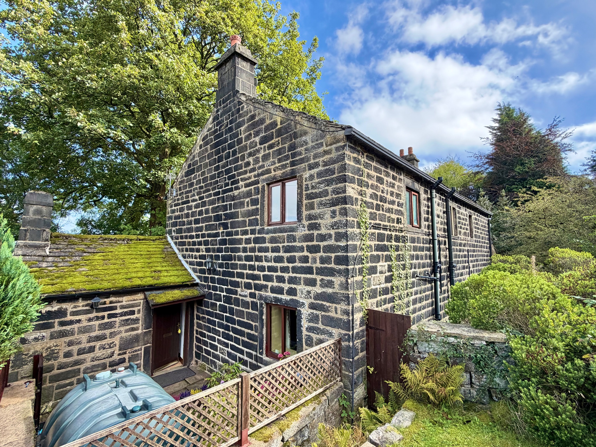 2 bedroom cottage house To Let in Todmorden - Photograph 13.