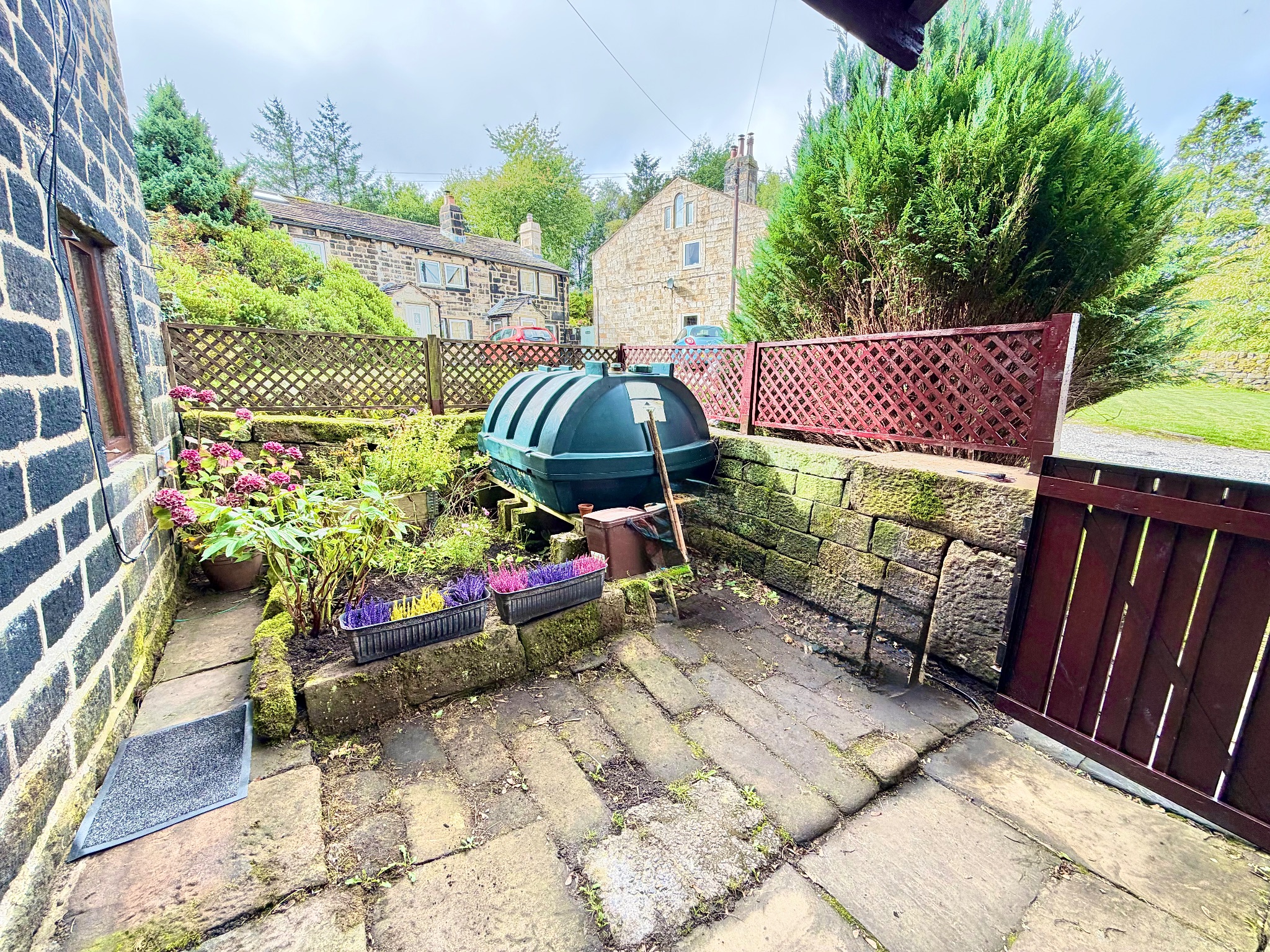 2 bedroom cottage house To Let in Todmorden - Photograph 14.