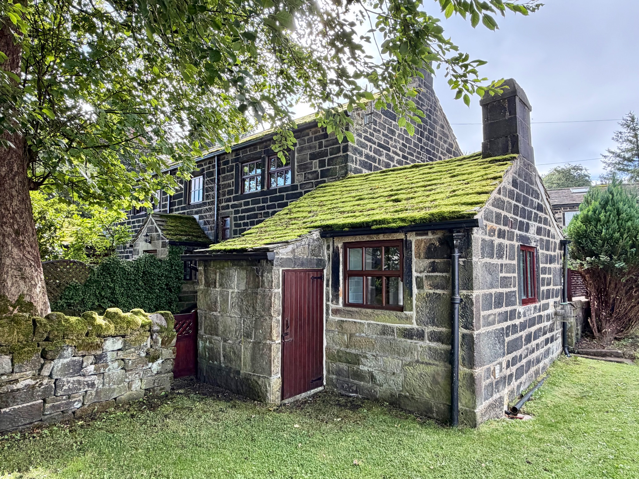 2 bedroom cottage house To Let in Todmorden - Photograph 16.