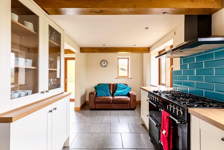 6 bedroom detached house To Let in Hebden Bridge - Photograph 7.