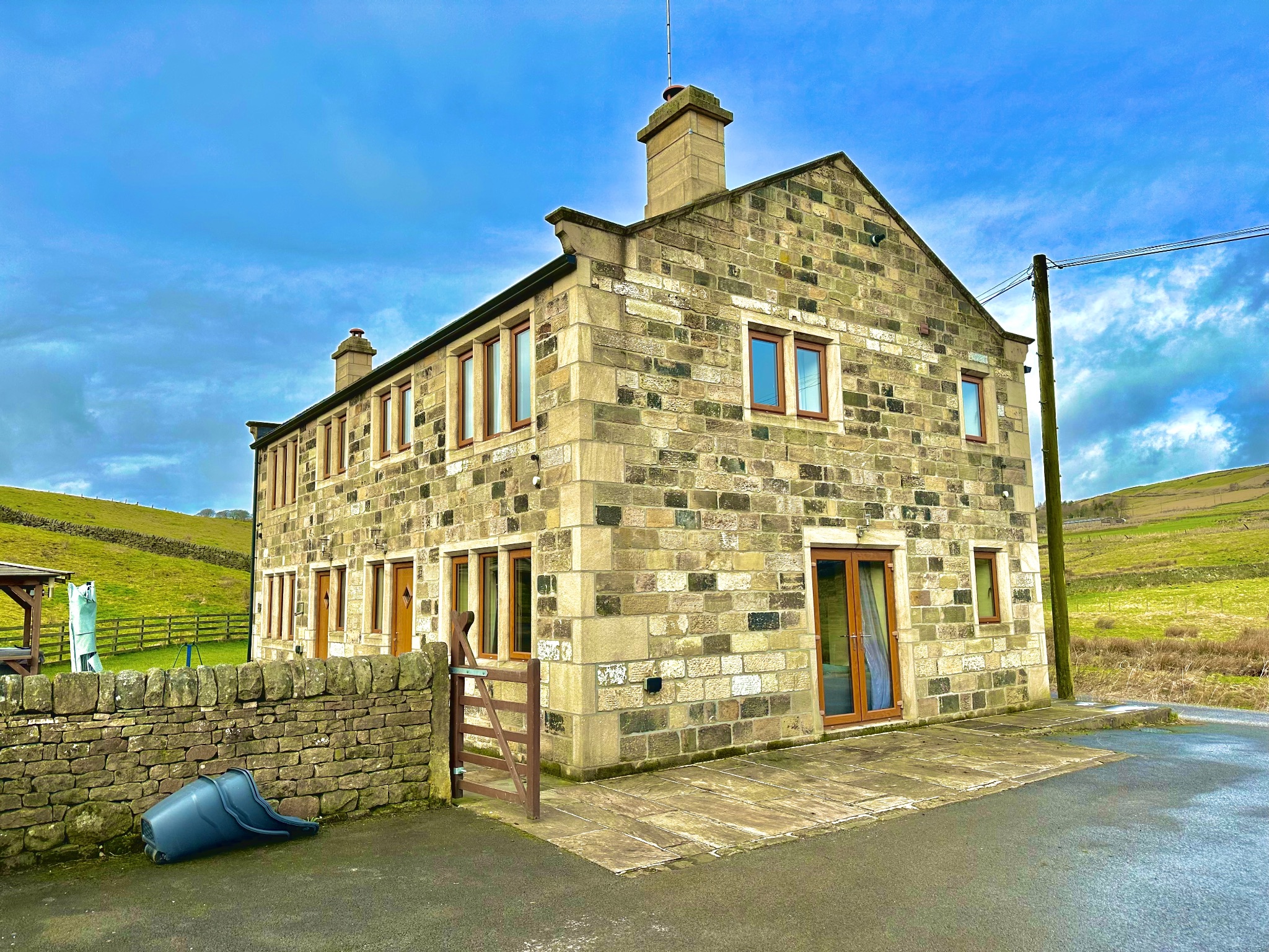 6 bedroom detached house To Let in Hebden Bridge - Property photograph.