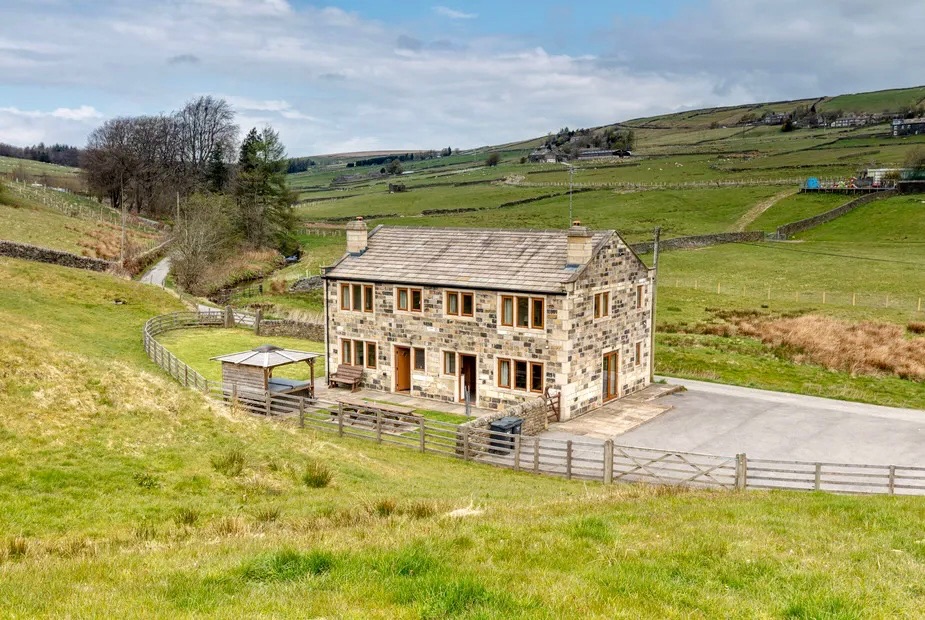 6 bedroom detached house To Let in Hebden Bridge - Property photograph.