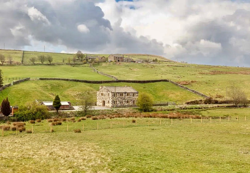 6 bedroom detached house To Let in Hebden Bridge - Photograph 4.