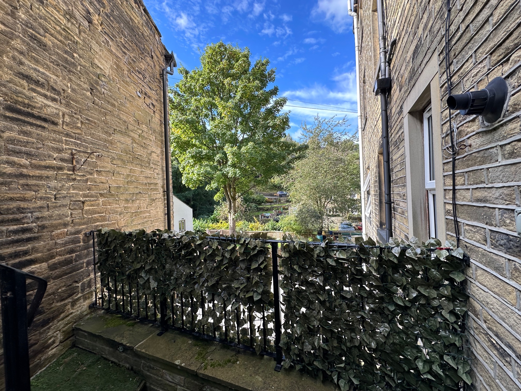 1 bedroom cottage house To Let in Halifax - Property photograph.