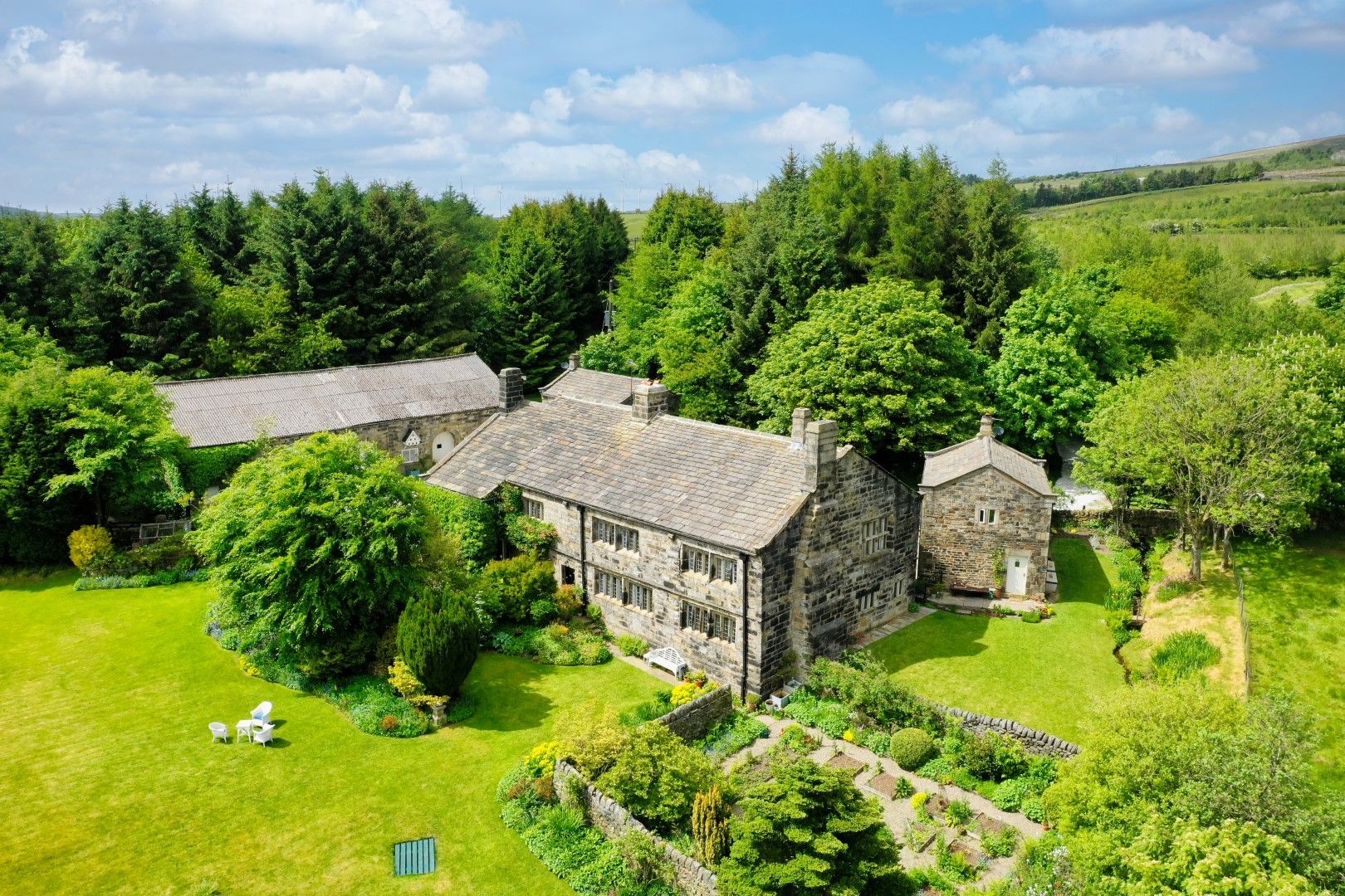 7 bedroom detached house For Sale in Todmorden - Property photograph.