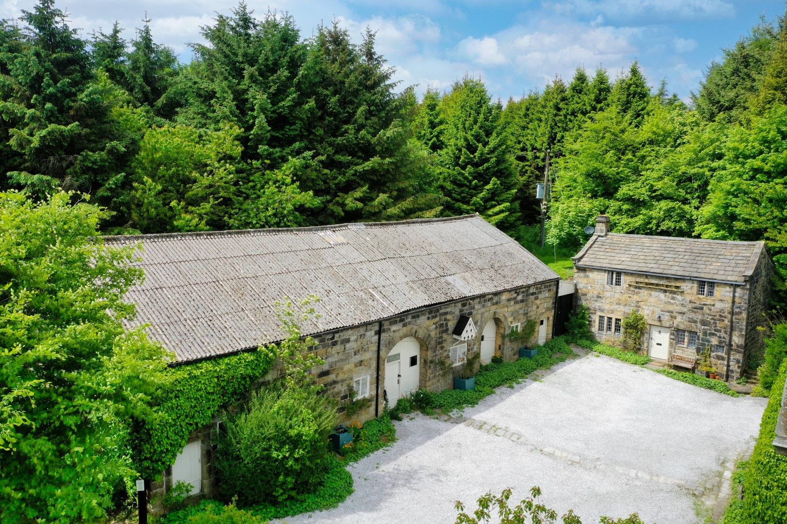 7 bedroom detached house For Sale in Todmorden - Property photograph.