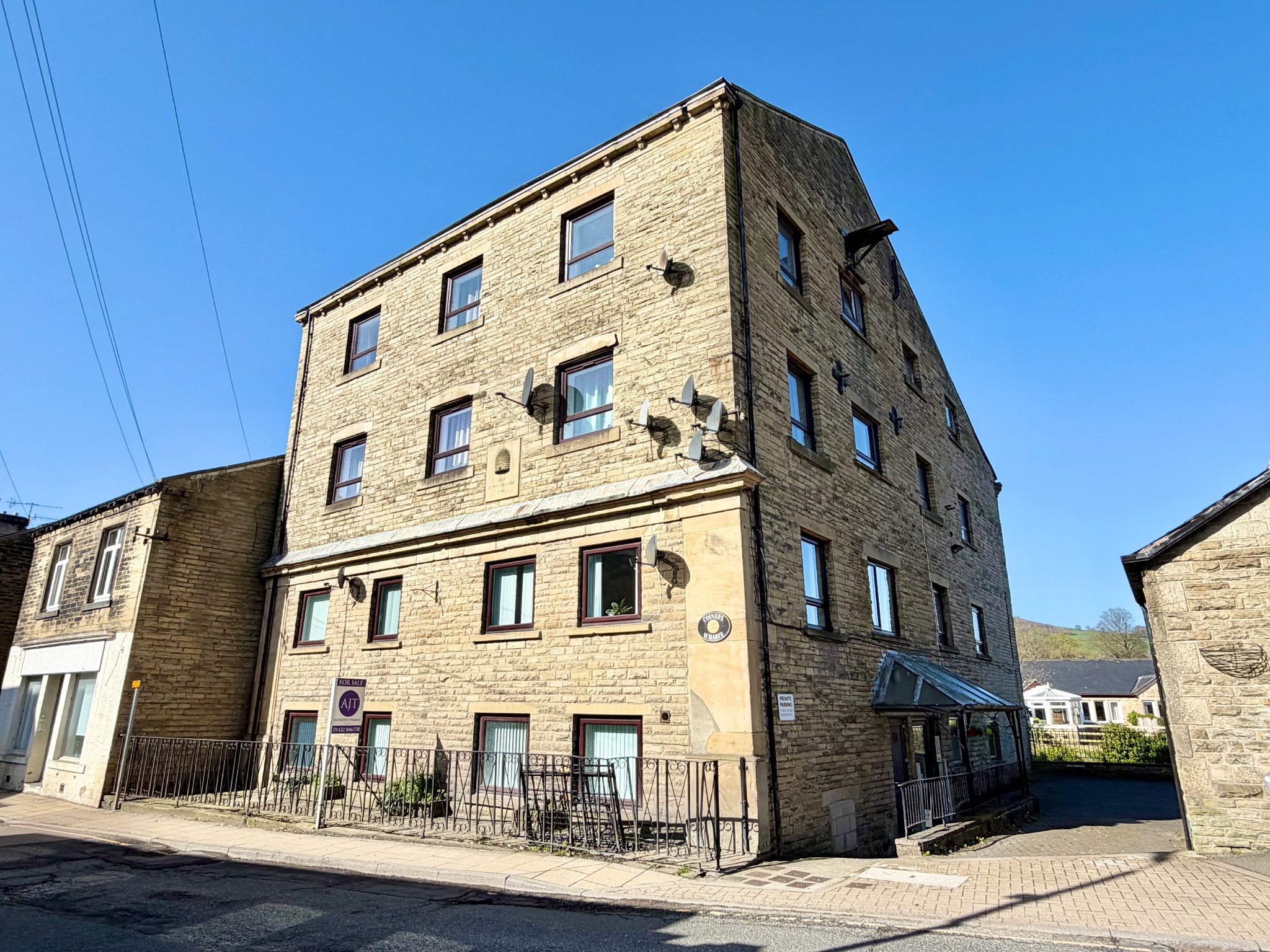 2 bedroom ground floor flat/apartment For Sale in Mytholmroyd - Photograph 1.