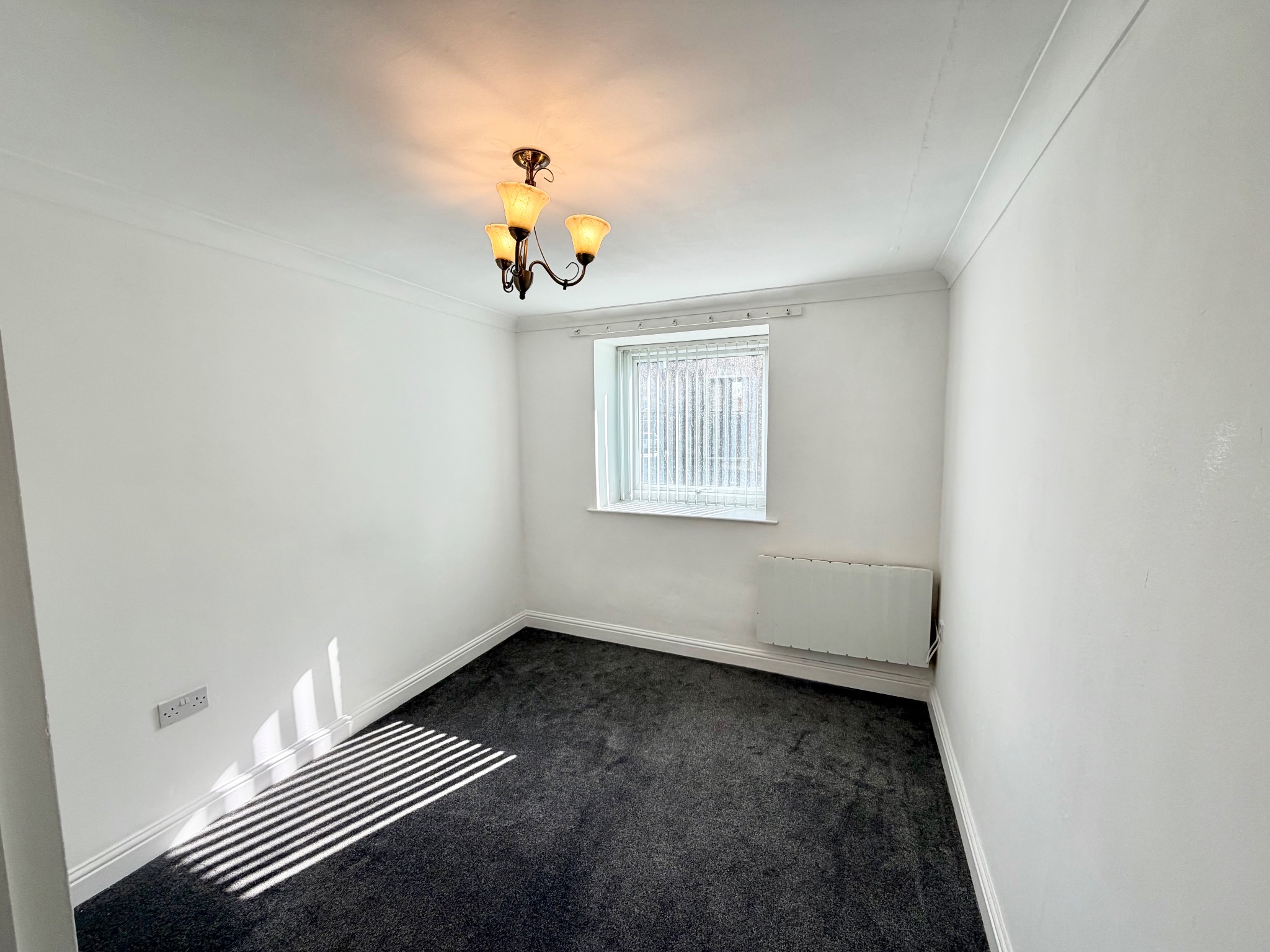 2 bedroom ground floor flat/apartment For Sale in Mytholmroyd - Photograph 7.