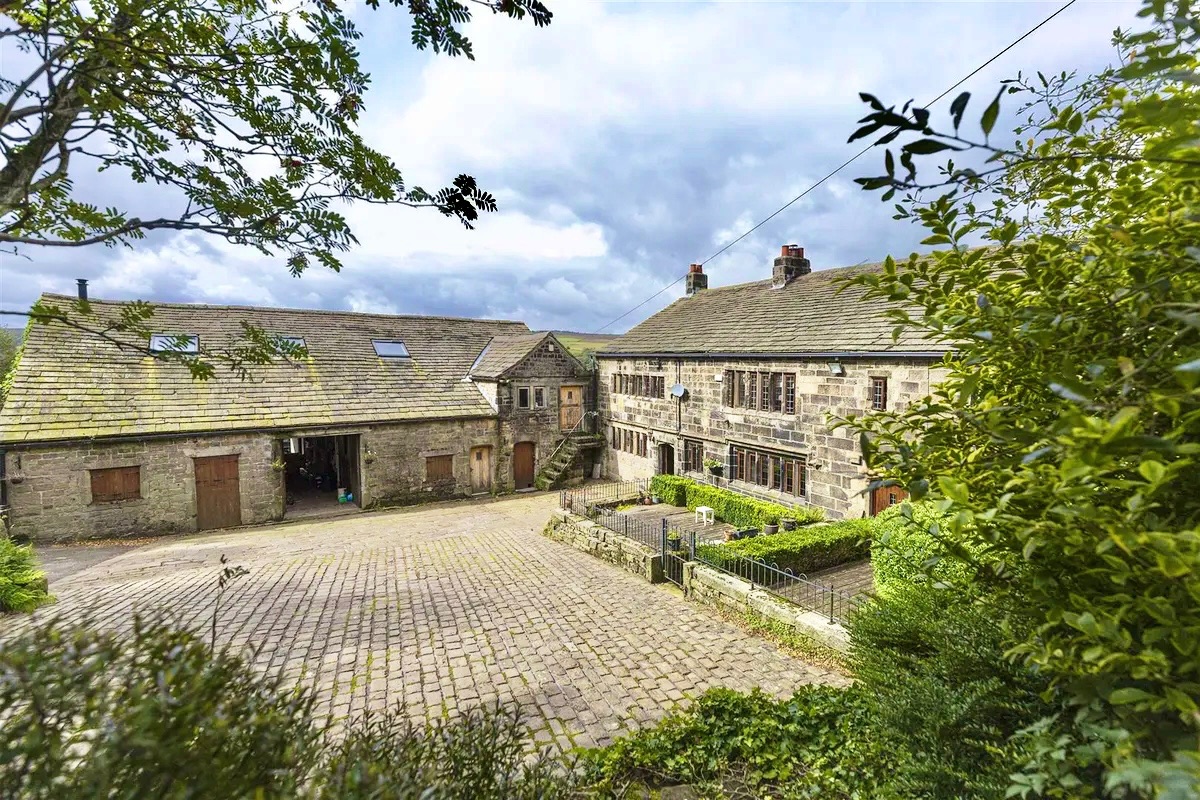 9 bedroom equestrian facility character property For Sale in Hebden Bridge - Photograph 9.