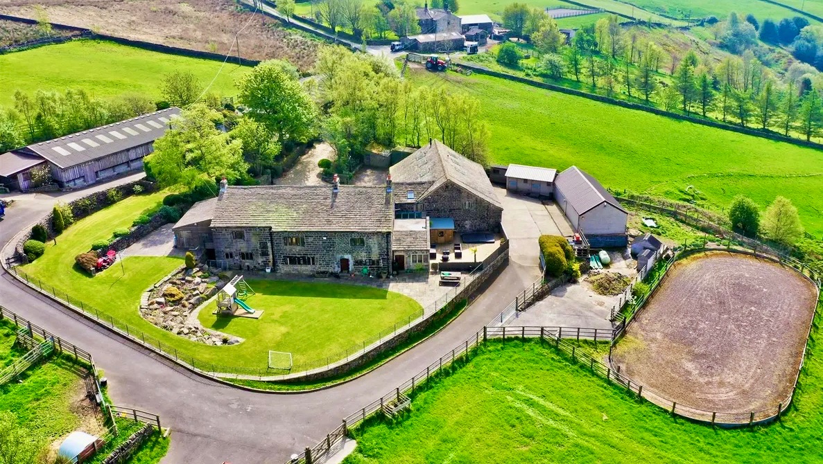 9 bedroom equestrian facility character property For Sale in Hebden Bridge - Photograph 4.