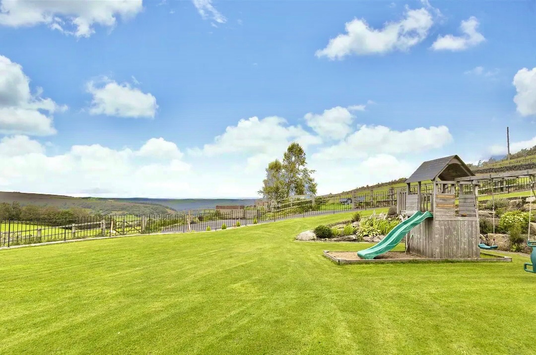 9 bedroom equestrian facility character property For Sale in Hebden Bridge - Photograph 10.