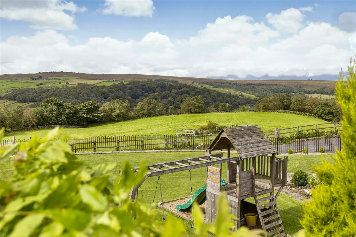 9 bedroom equestrian facility character property For Sale in Hebden Bridge - Photograph 8.