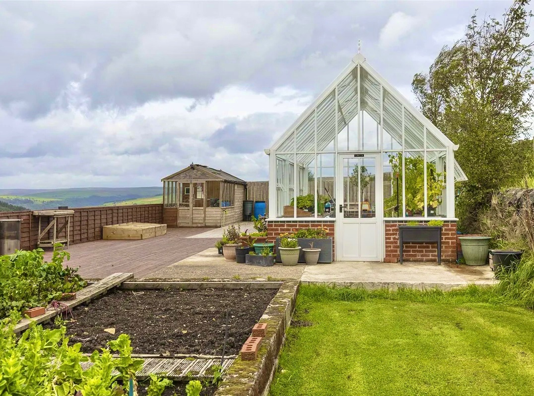 9 bedroom equestrian facility character property For Sale in Hebden Bridge - Photograph 5.