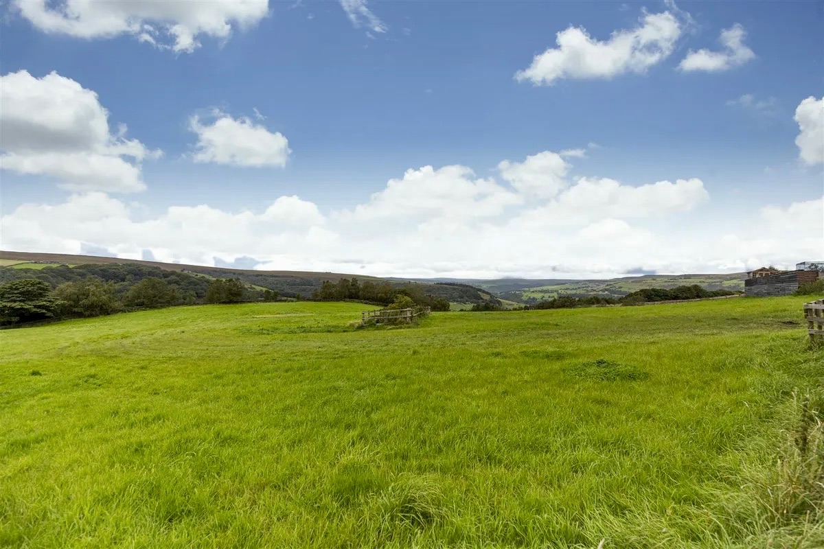 9 bedroom equestrian facility character property For Sale in Hebden Bridge - Photograph 7.