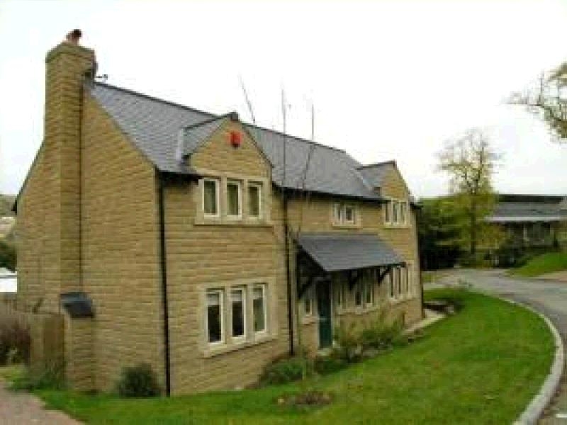 5 bedroom Let in Todmorden - 0.