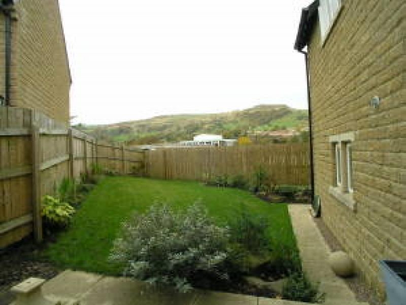 5 bedroom Let in Todmorden - 0.