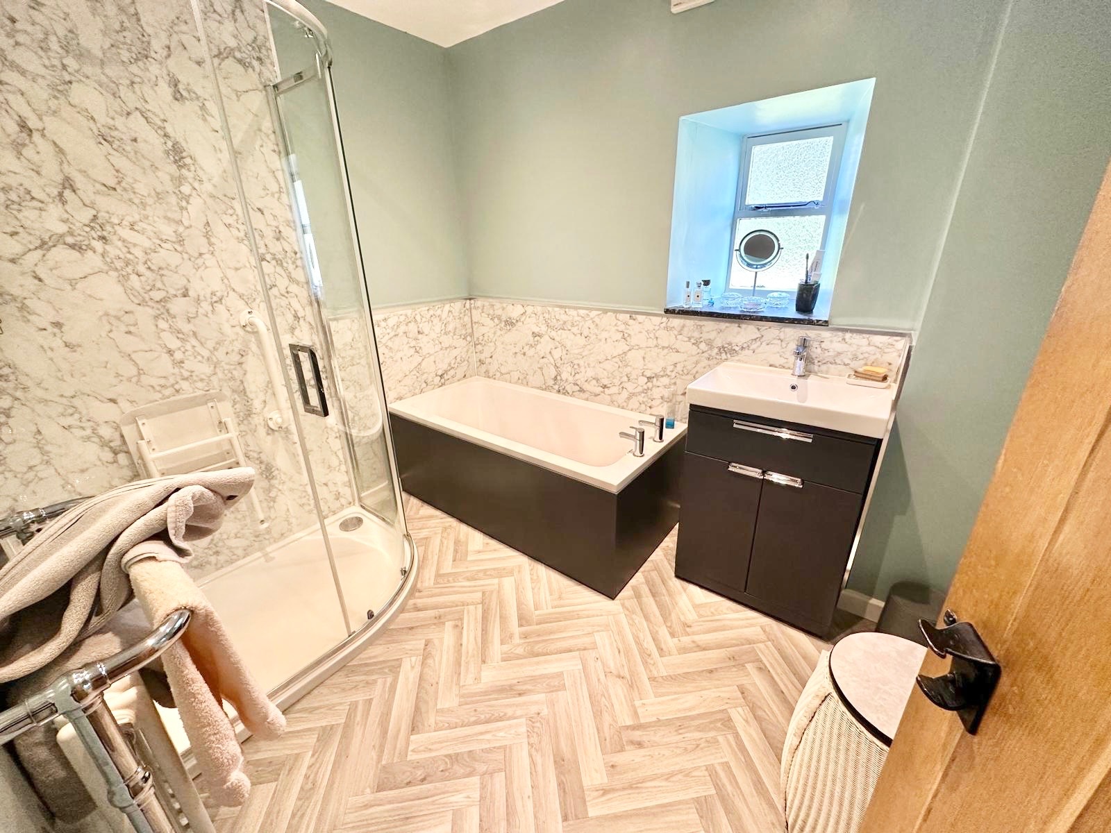3 bedroom detached house SSTC in Todmorden - Photograph 21.