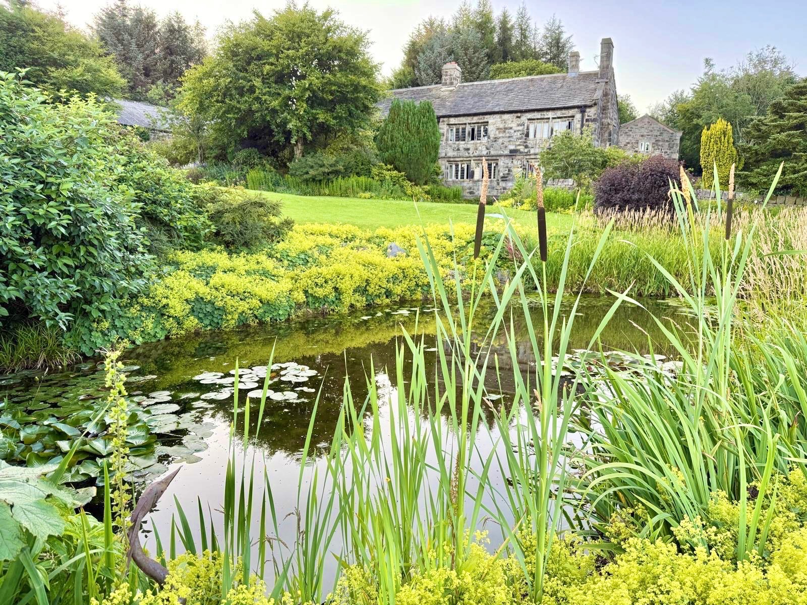 7 bedroom detached house For Sale in Todmorden - Property photograph.