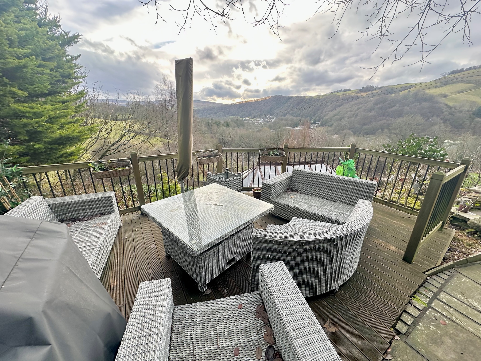 4 bedroom detached house SSTC in Todmorden - Photograph 40.