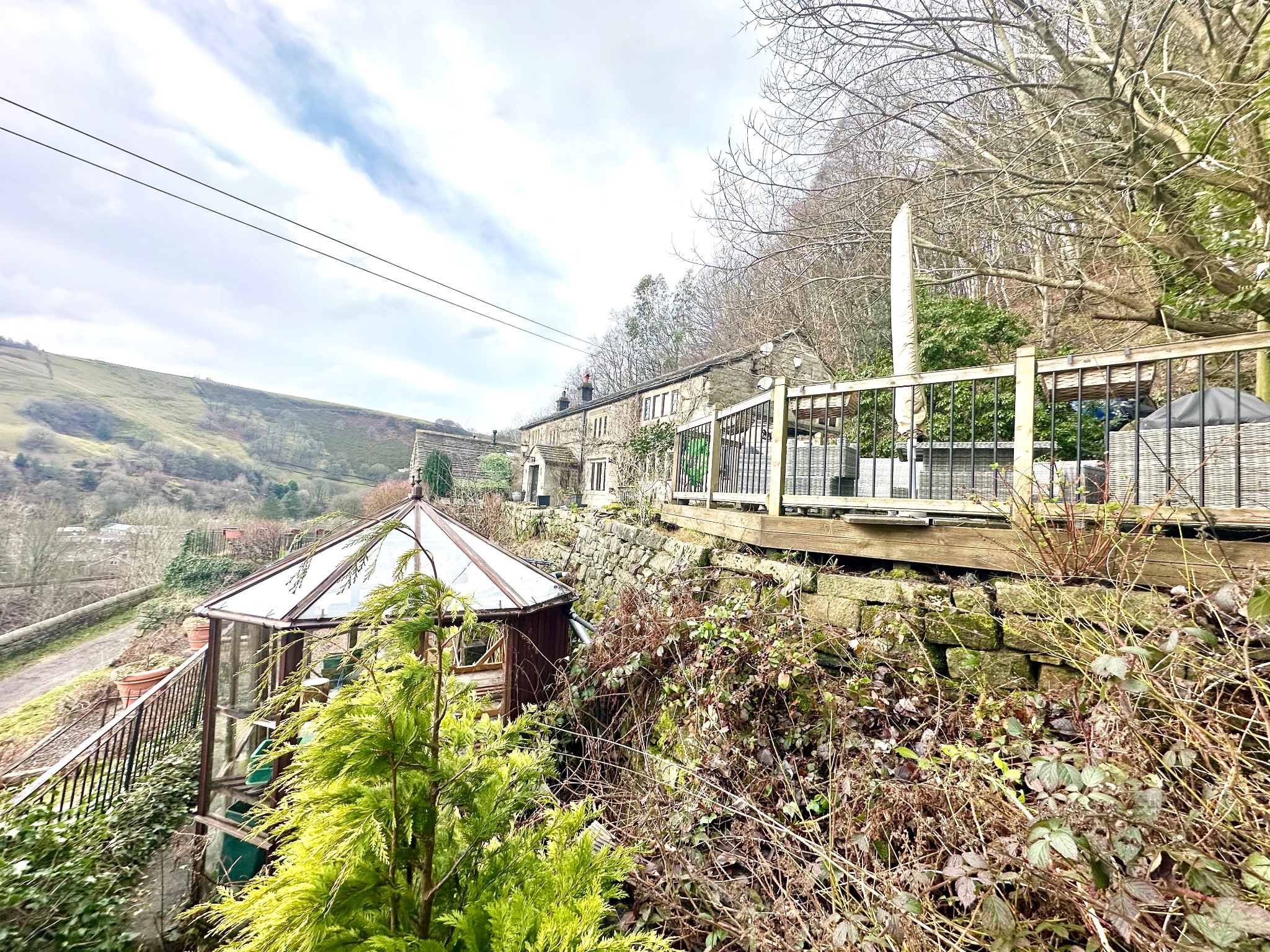 4 bedroom detached house SSTC in Todmorden - Photograph 32.