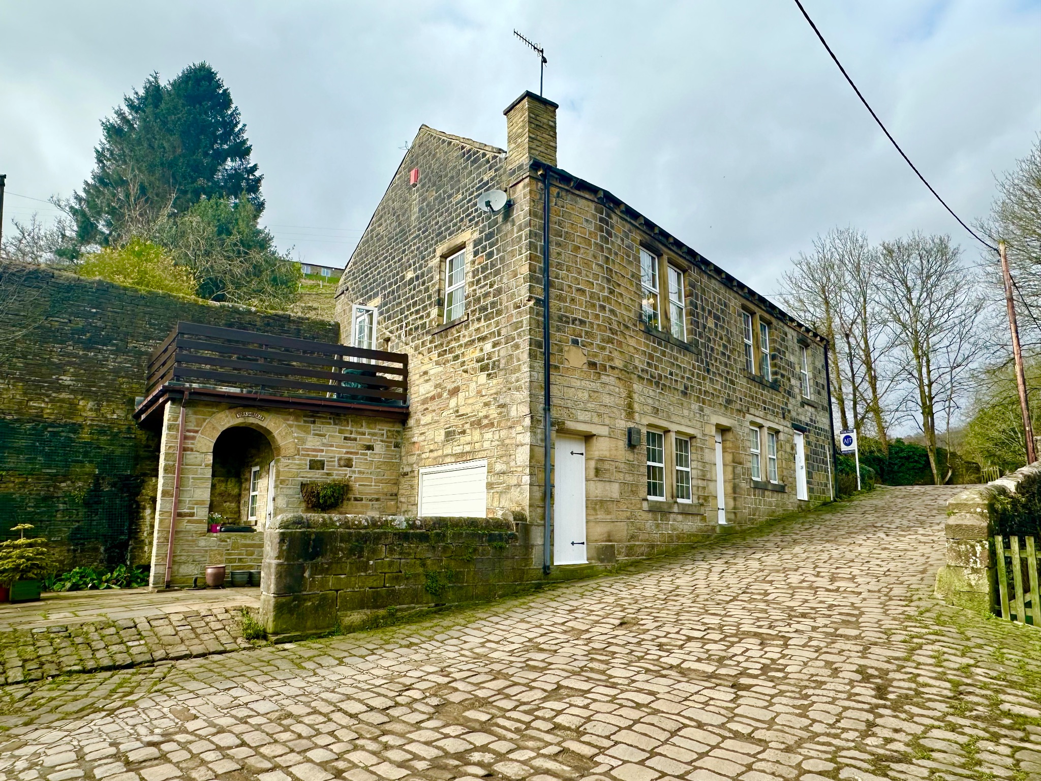 3 bedroom detached house SSTC in Halifax - Photograph 35.