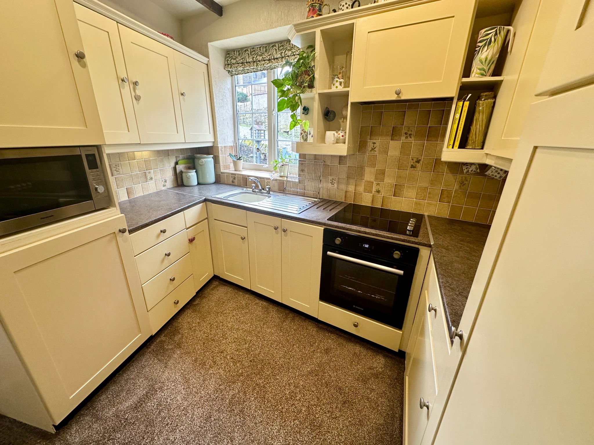 3 bedroom detached house SSTC in Halifax - Photograph 15.
