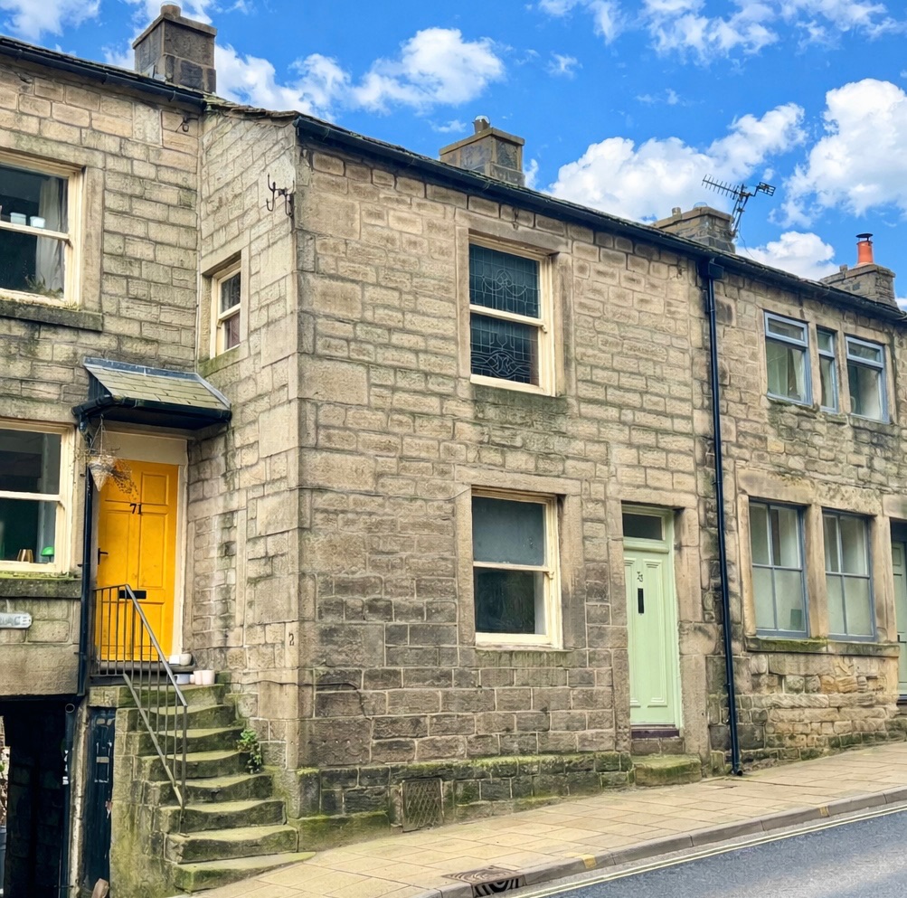 1 bedroom mid terraced house For Sale in Hebden Bridge - Photograph 1.