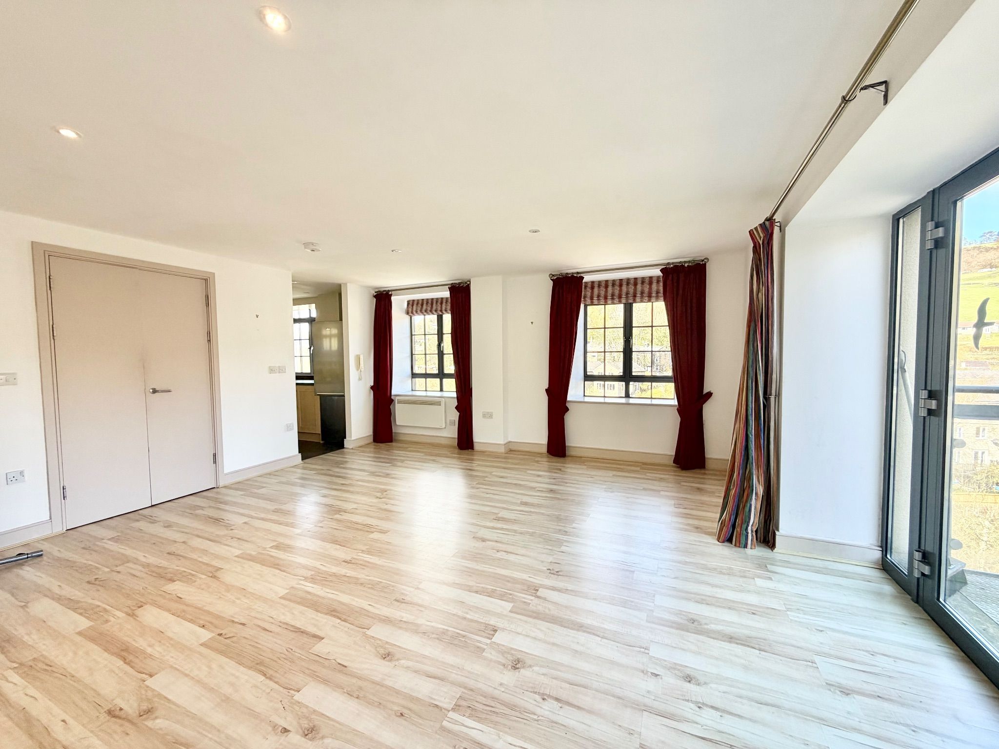 3 bedroom duplex flat/apartment Let Agreed in Todmorden - Photograph 2.