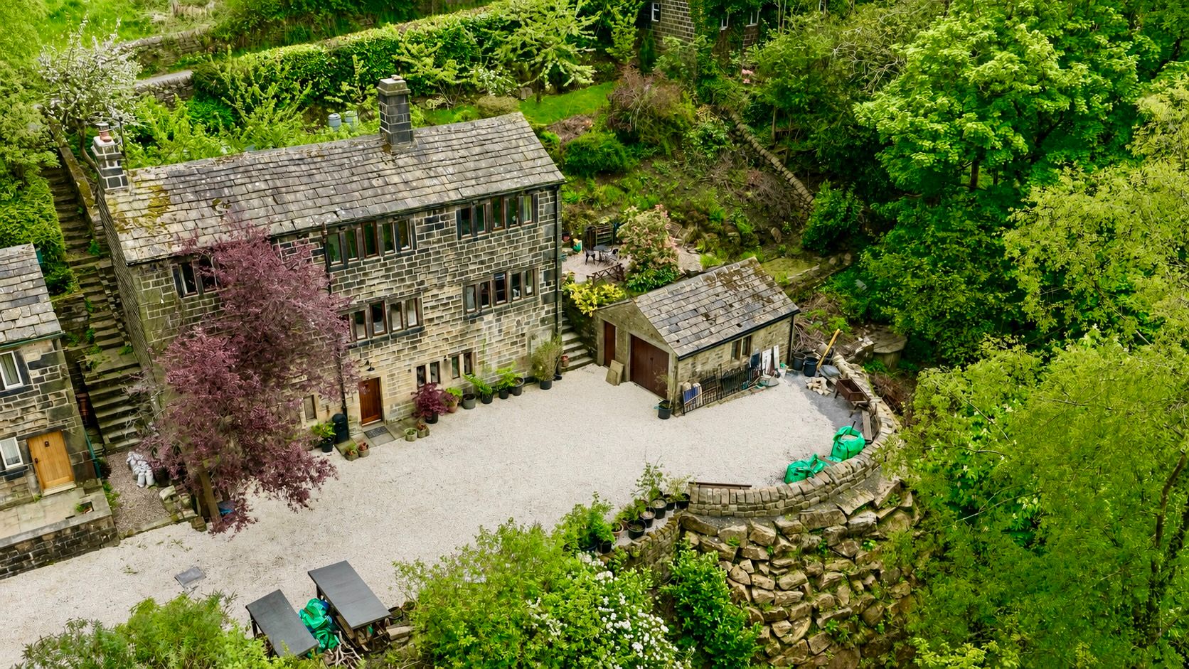 5 bedroom detached house For Sale in Todmorden - Property photograph.