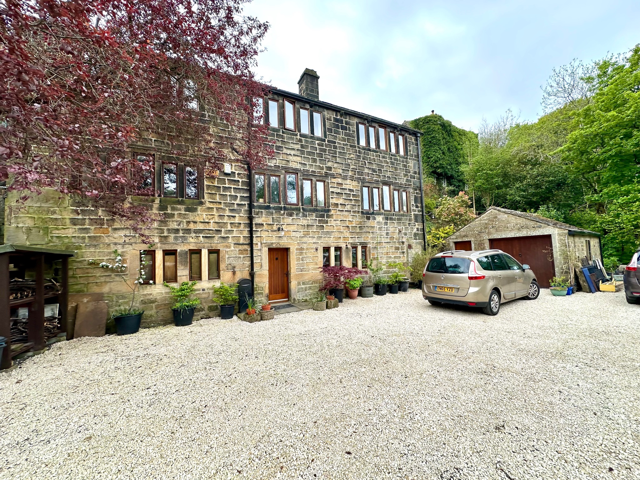 5 bedroom detached house For Sale in Todmorden - Property photograph.