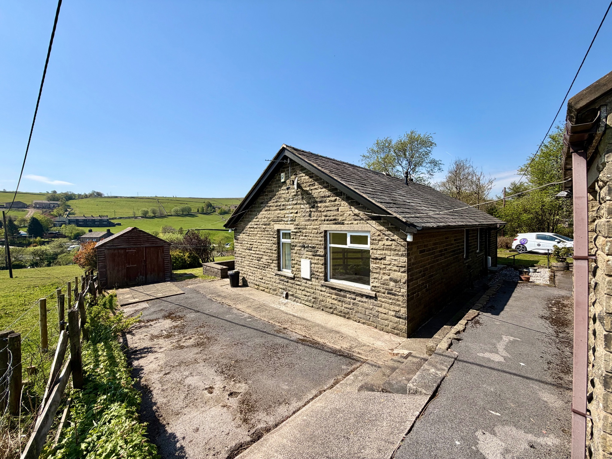 3 bedroom detached bungalow To Let in Hebden Bridge - Photograph 4.