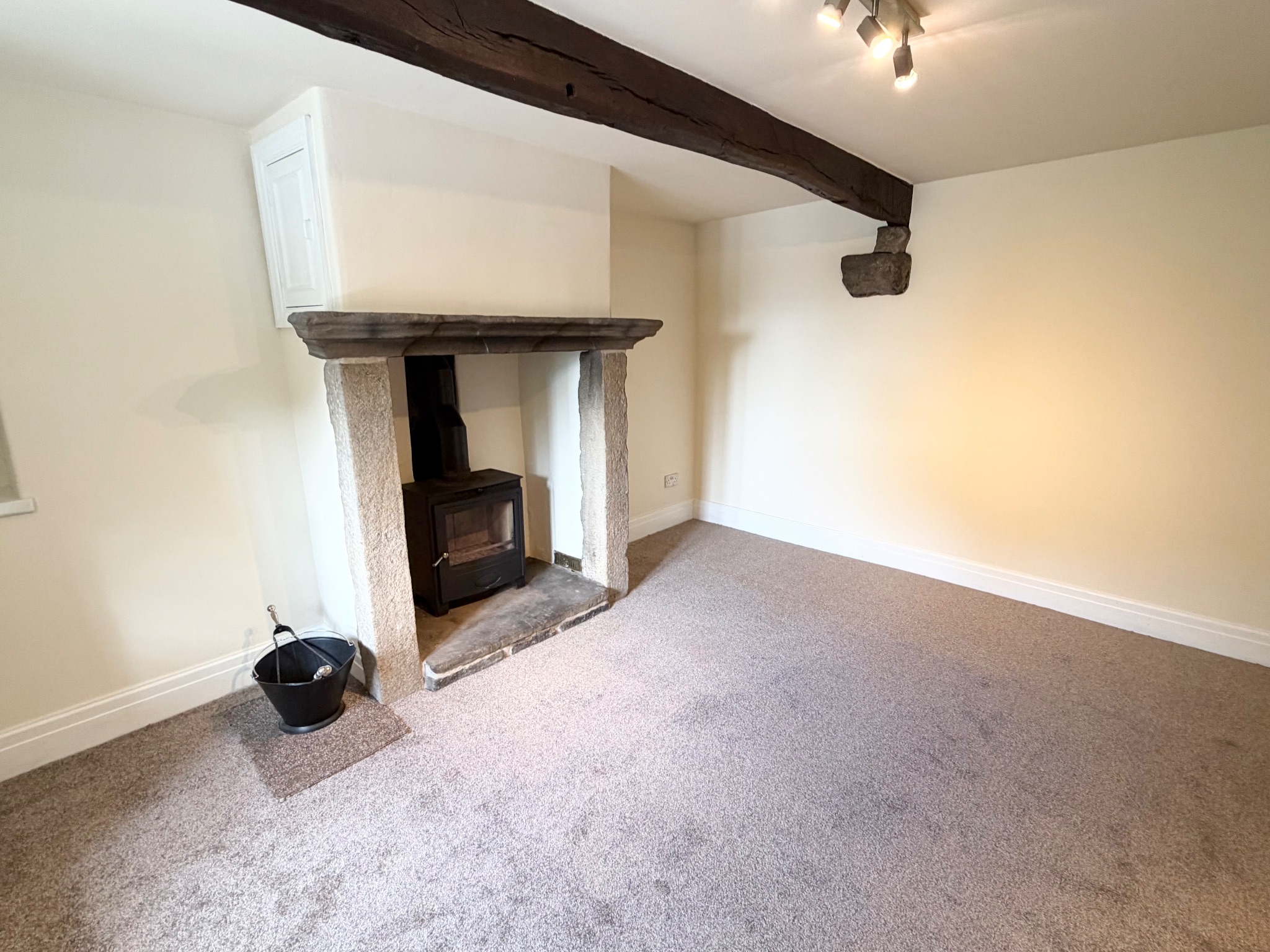 2 bedroom link detached house To Let in Todmorden - Property photograph.