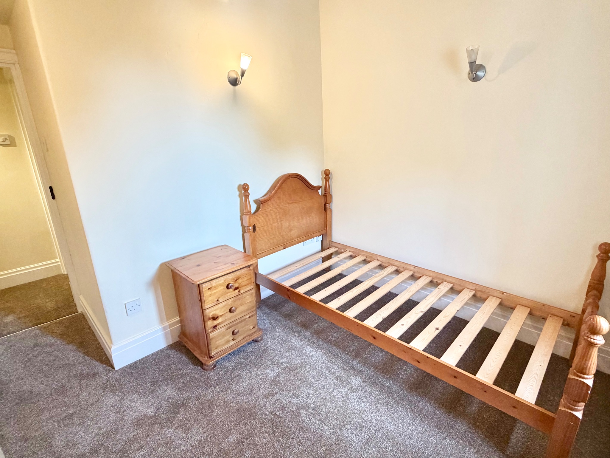 2 bedroom link detached house To Let in Todmorden - Photograph 14.