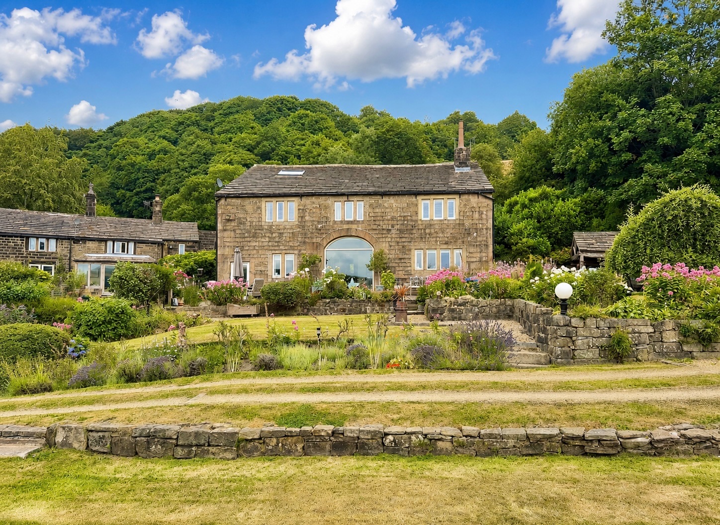 4 bedroom barn conversion house For Sale in Todmorden - Property photograph.