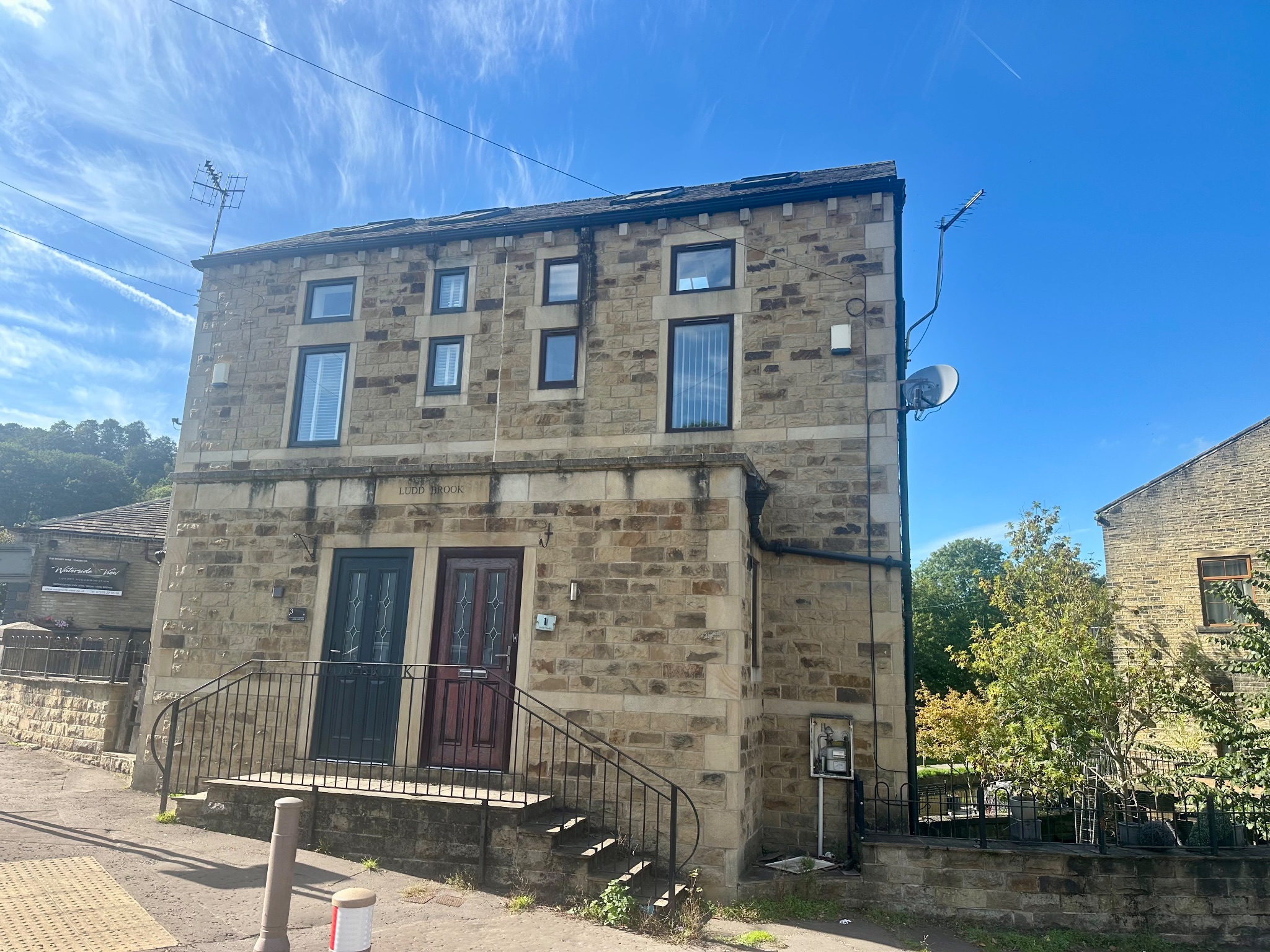 2 bedroom semi-detached house For Sale in Halifax - Property photograph.