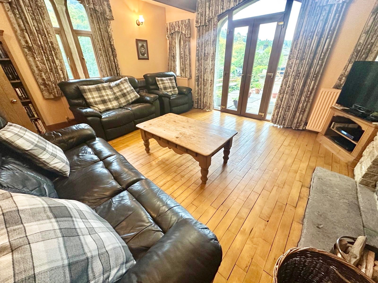 3 bedroom detached house For Sale in Halifax - Photograph 29.