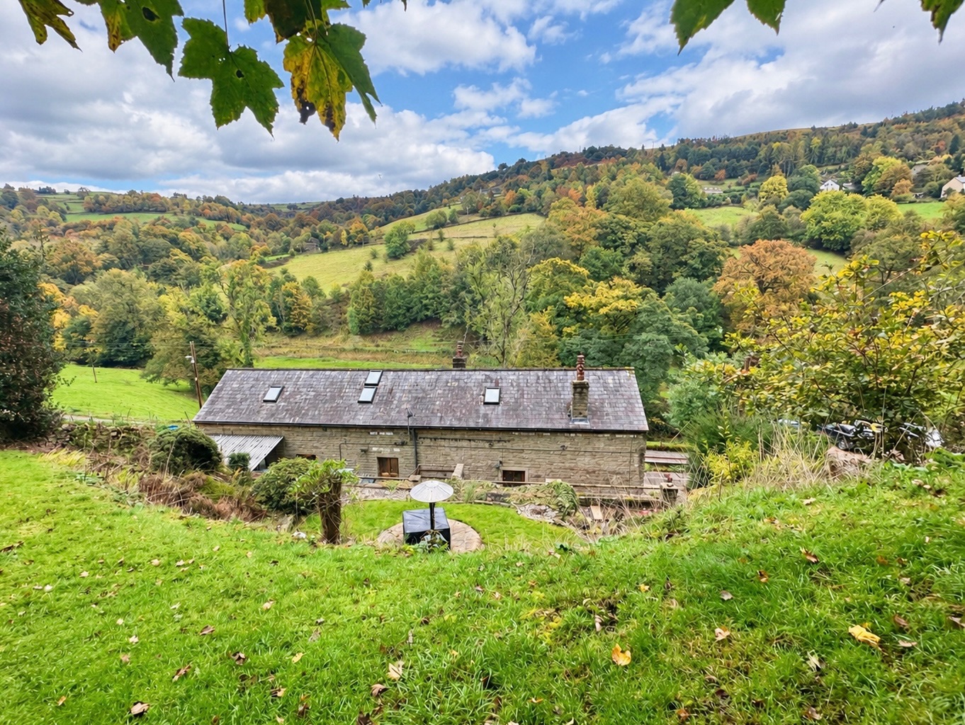 3 bedroom detached house For Sale in Halifax - Property photograph.