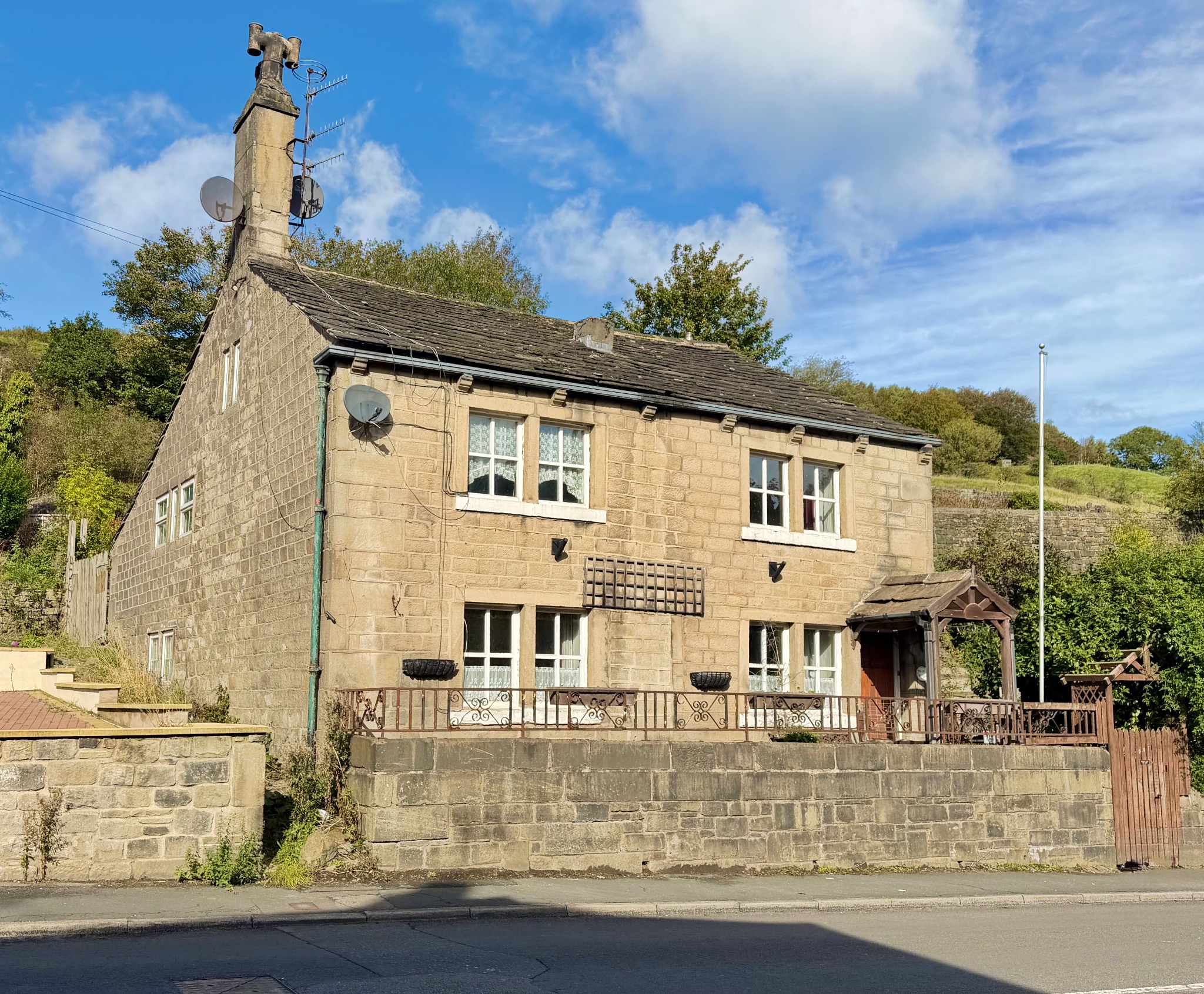 3 bedroom link detached house For Sale in Todmorden - Property photograph.