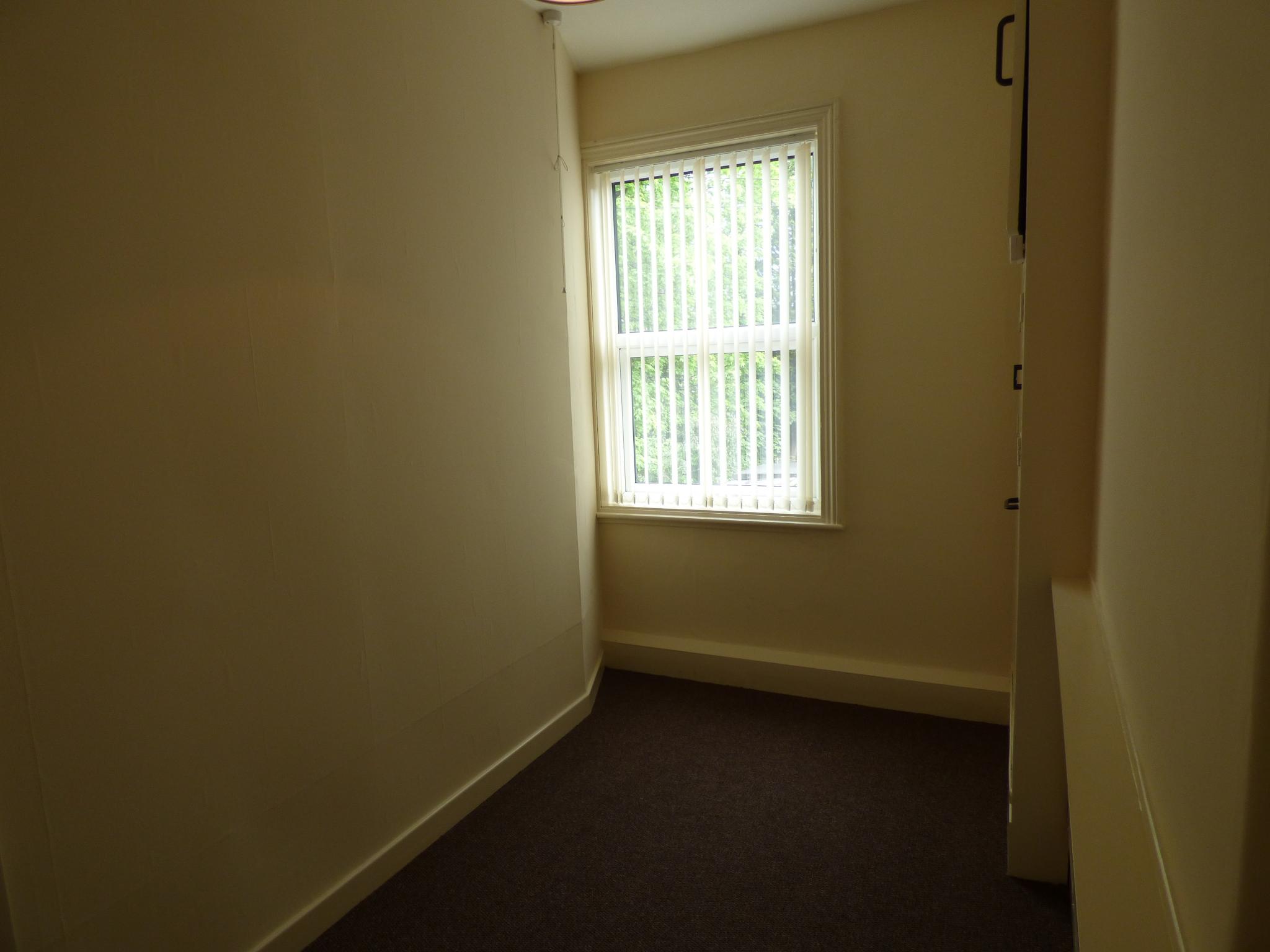 2 bedroom mid terraced house Let in Stockport - Photograph 6.