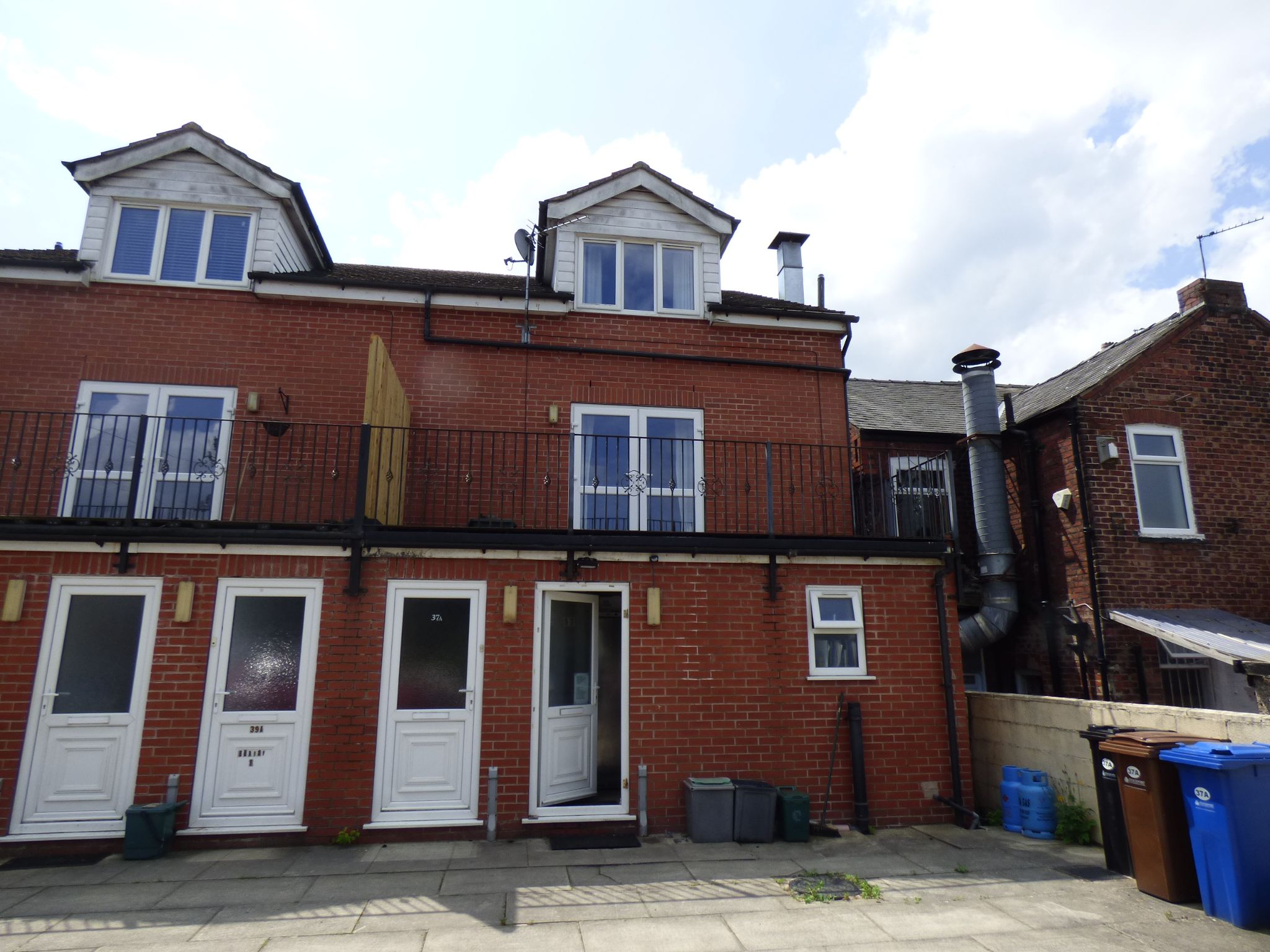 2 bedroom duplex flat/apartment To Let in Stockport - Property photograph.