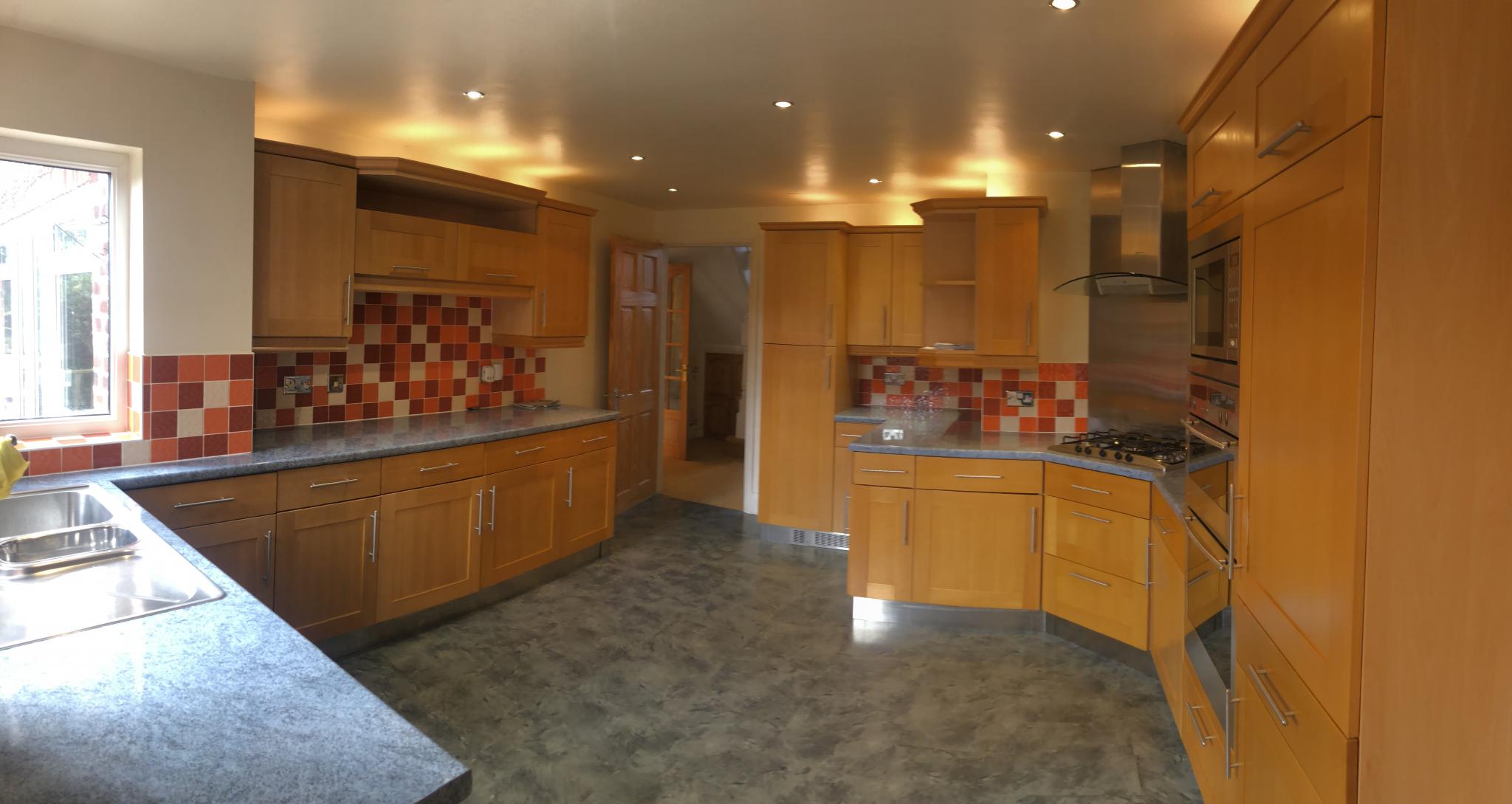 4 bedroom detached house Let in Stockport - Photograph 4.