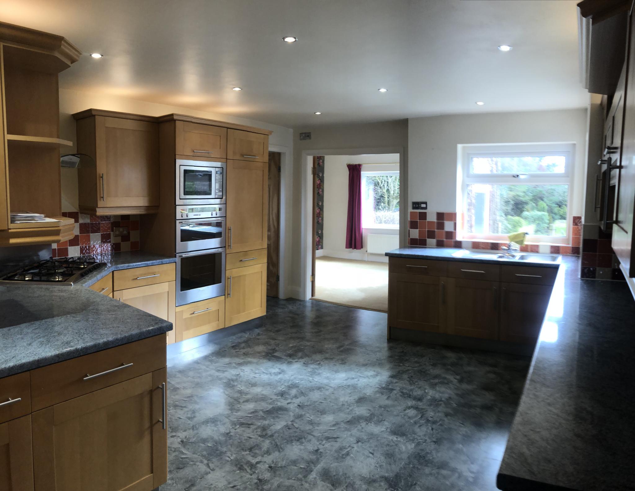 4 bedroom detached house Let in Stockport - Photograph 3.