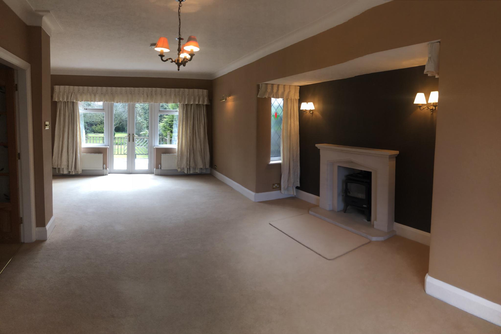 4 bedroom detached house Let in Stockport - Photograph 2.