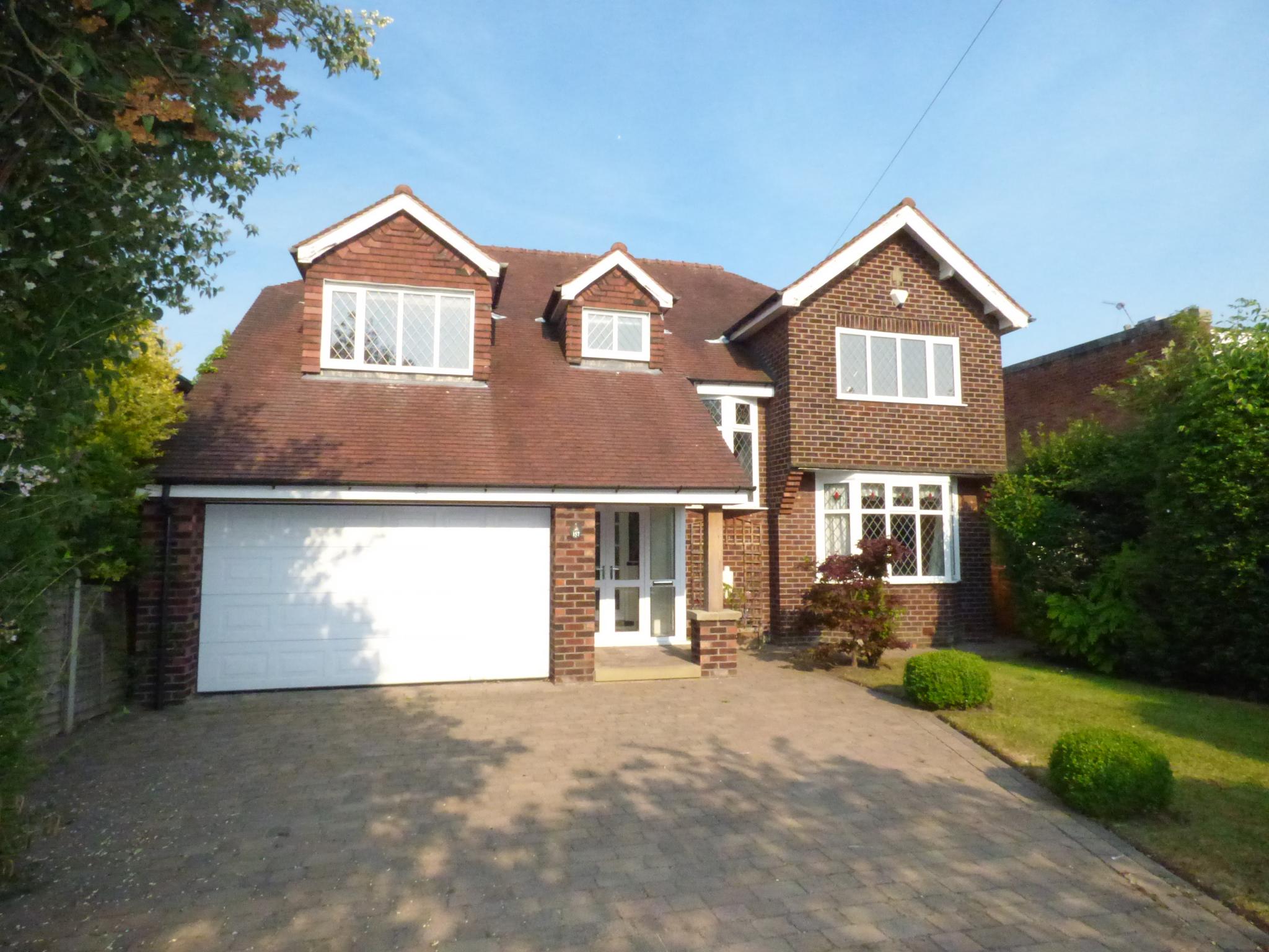 4 bedroom detached house Let in Stockport - Photograph 3.