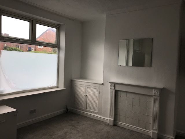 2 bedroom mid terraced house Let in Stockport - Photograph 2.