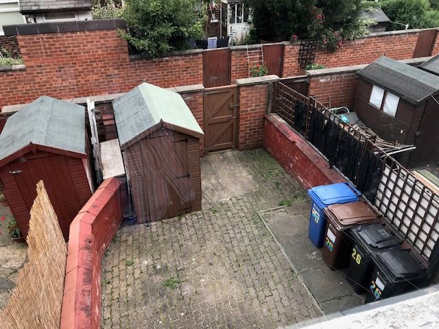 2 bedroom mid terraced house Let in Stockport - Photograph 5.